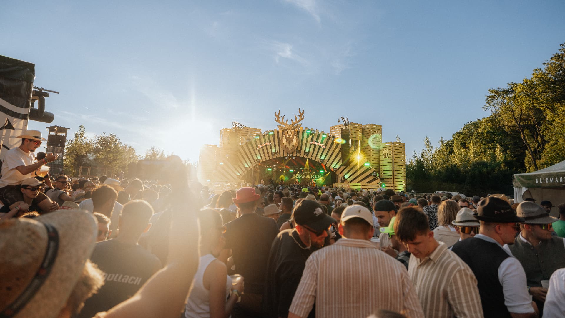 Sunlit crowd in front of the Sepp a Reh stage — Woodstock der Blasmusik, photographed by Paul Rumplmaier